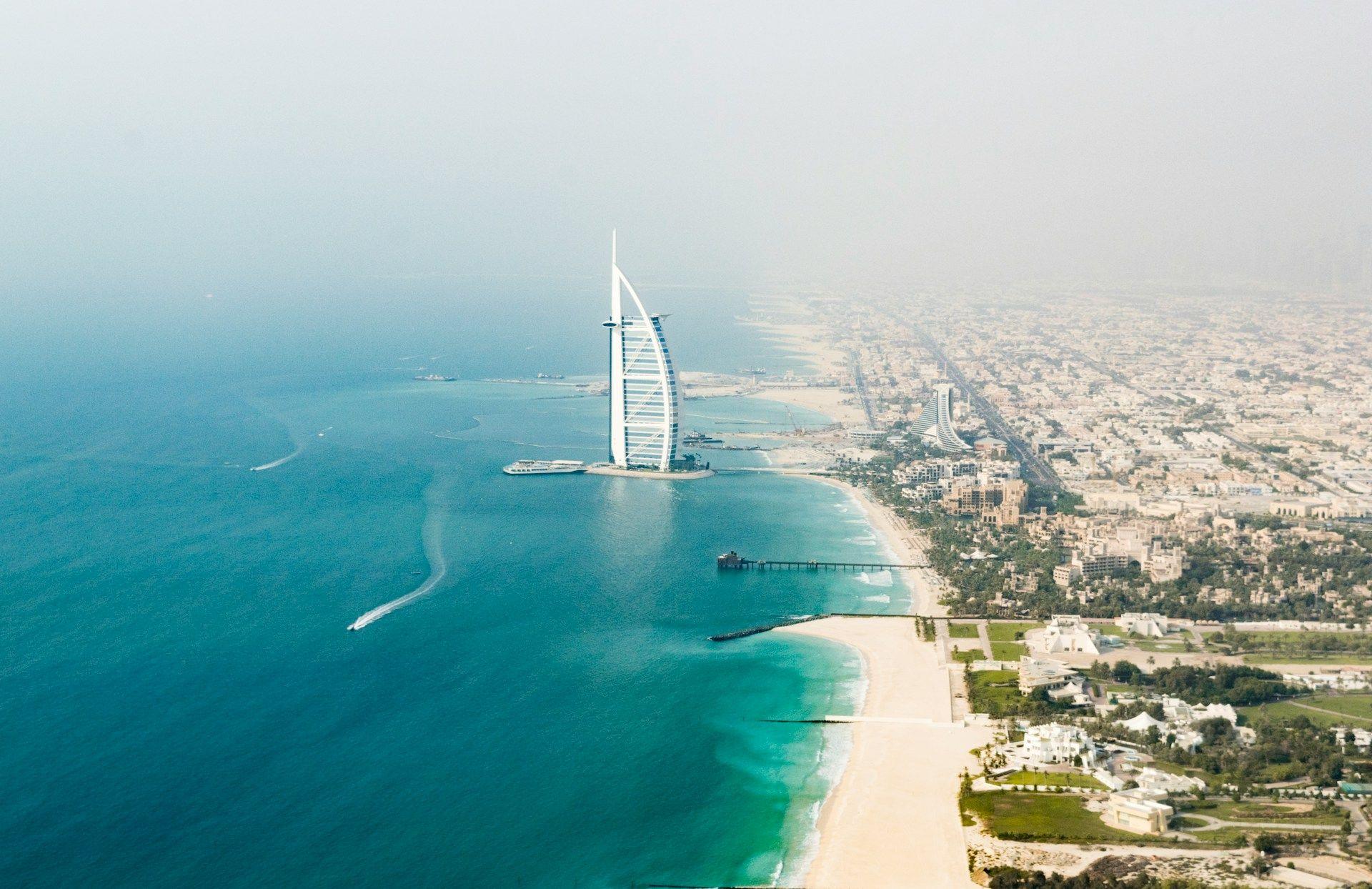 بهترین سواحل دبی: ۱۰ ساحل برتر دبی برای شنا، ورزش های آبی، آفتاب گرفتن و استراحت